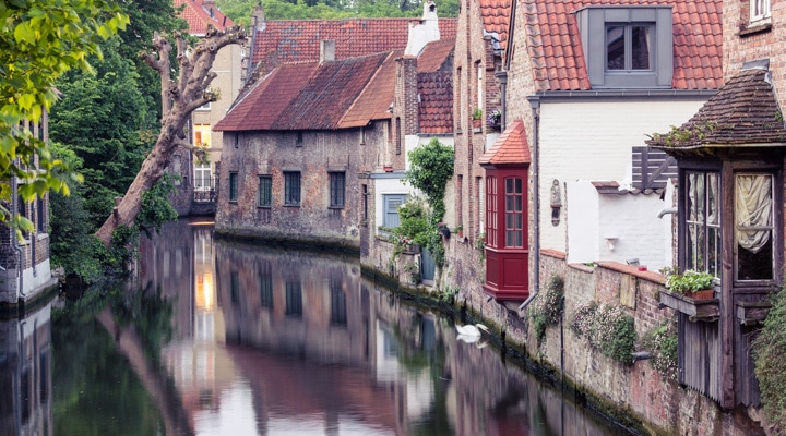 Canal à Bruges détectives Belgique